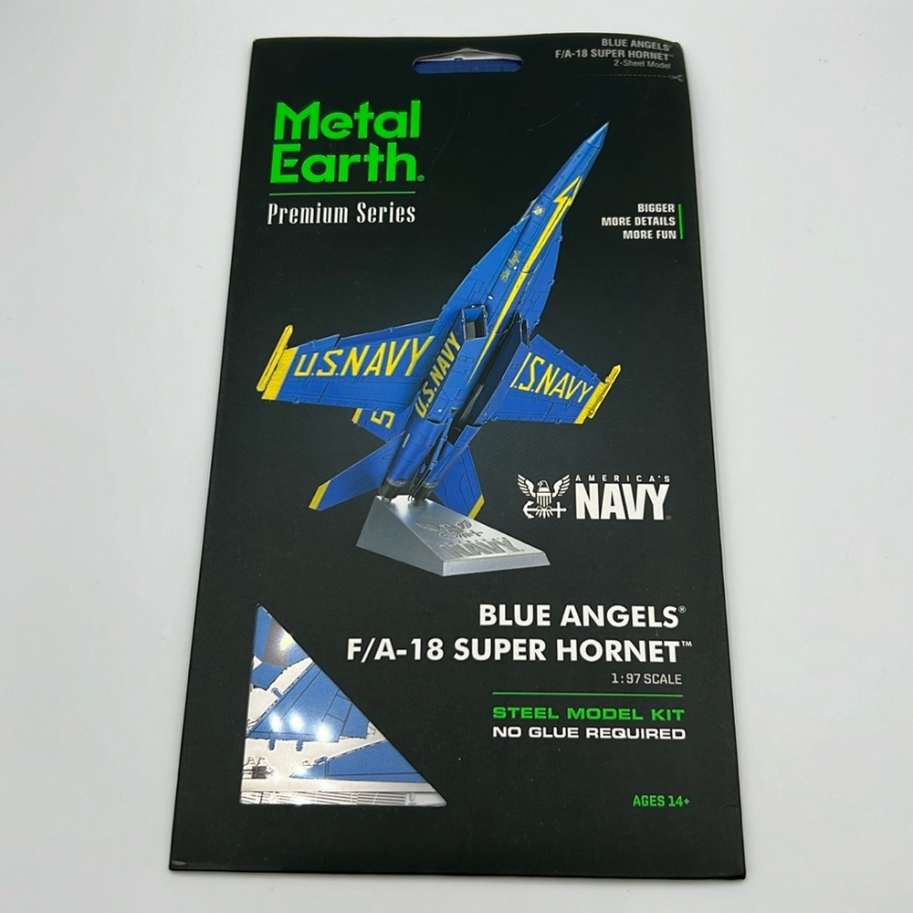 Metal Earth Premium Series, BLUE ANGELS®
F/A-18 SUPER HORNET™
1:97 SCALE Navy